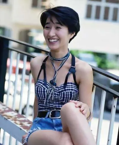 mỹ nhân Hong Kong-Quan Vịnh Hà tóc ngắn