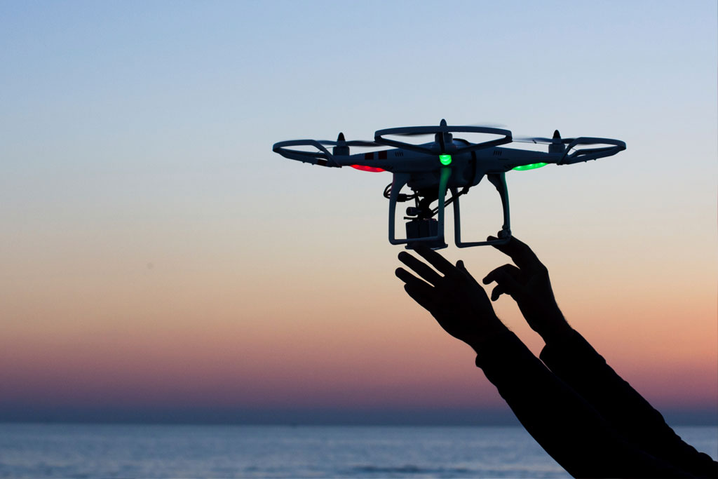máy quay drone eee