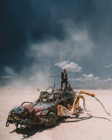 le hoi burning man 2019 - nguoi dan ong dung tren xe hoi trong sa mac - cre isthisreal - elle man