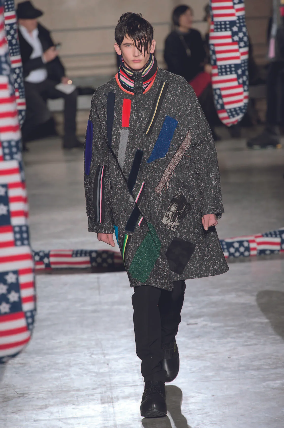 Nghệ thuật trên áo khoác form dài Raf Simons Nghệ thuật trên áo khoác form dài Raf Simons