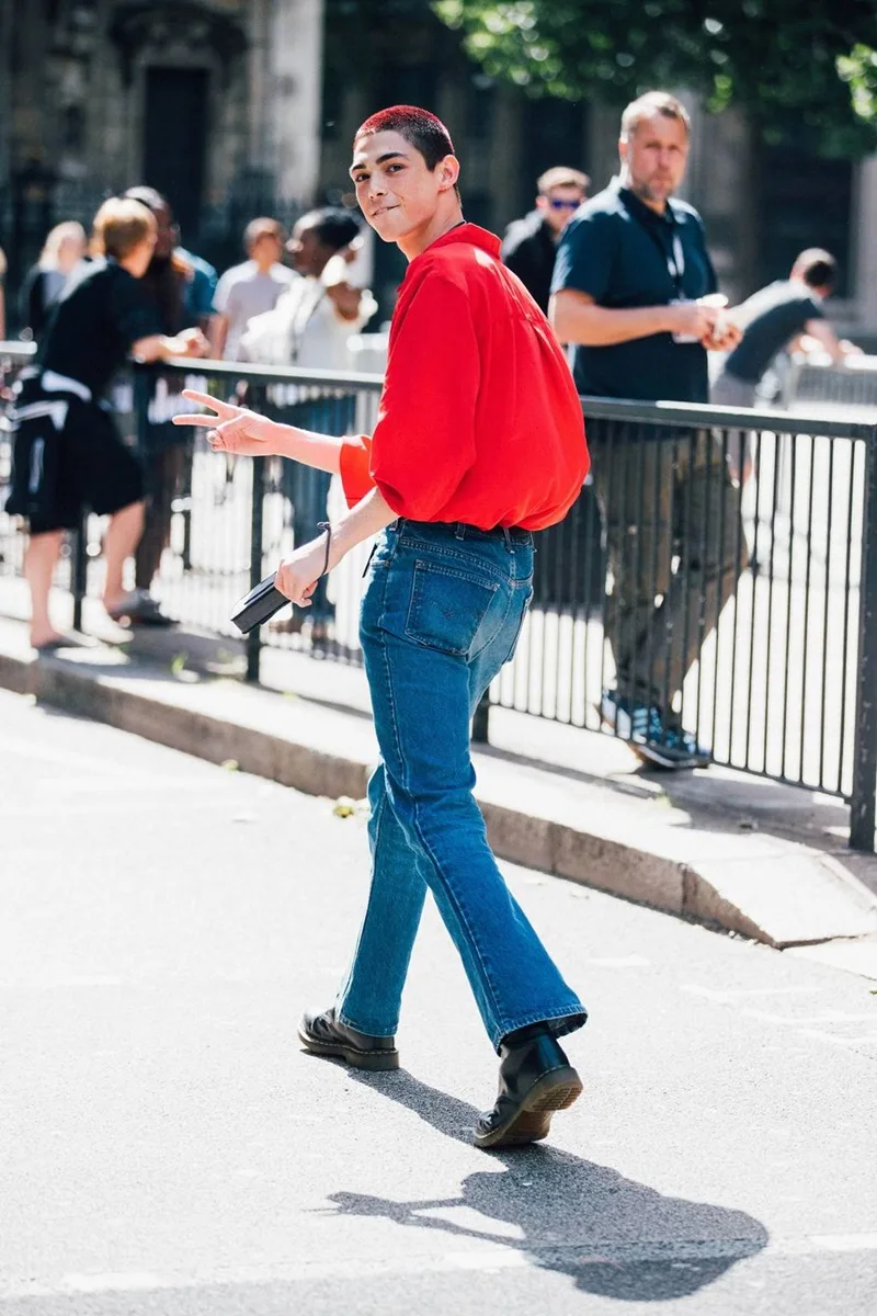 Thời trang đường phố ở London còn nổi bật với quần jeans ống loe và áo sơ mi phảng phất hơi thở retro. Ảnh: Jonathan Daniel Pryce