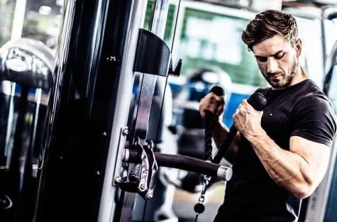 hinh tap gym elle man