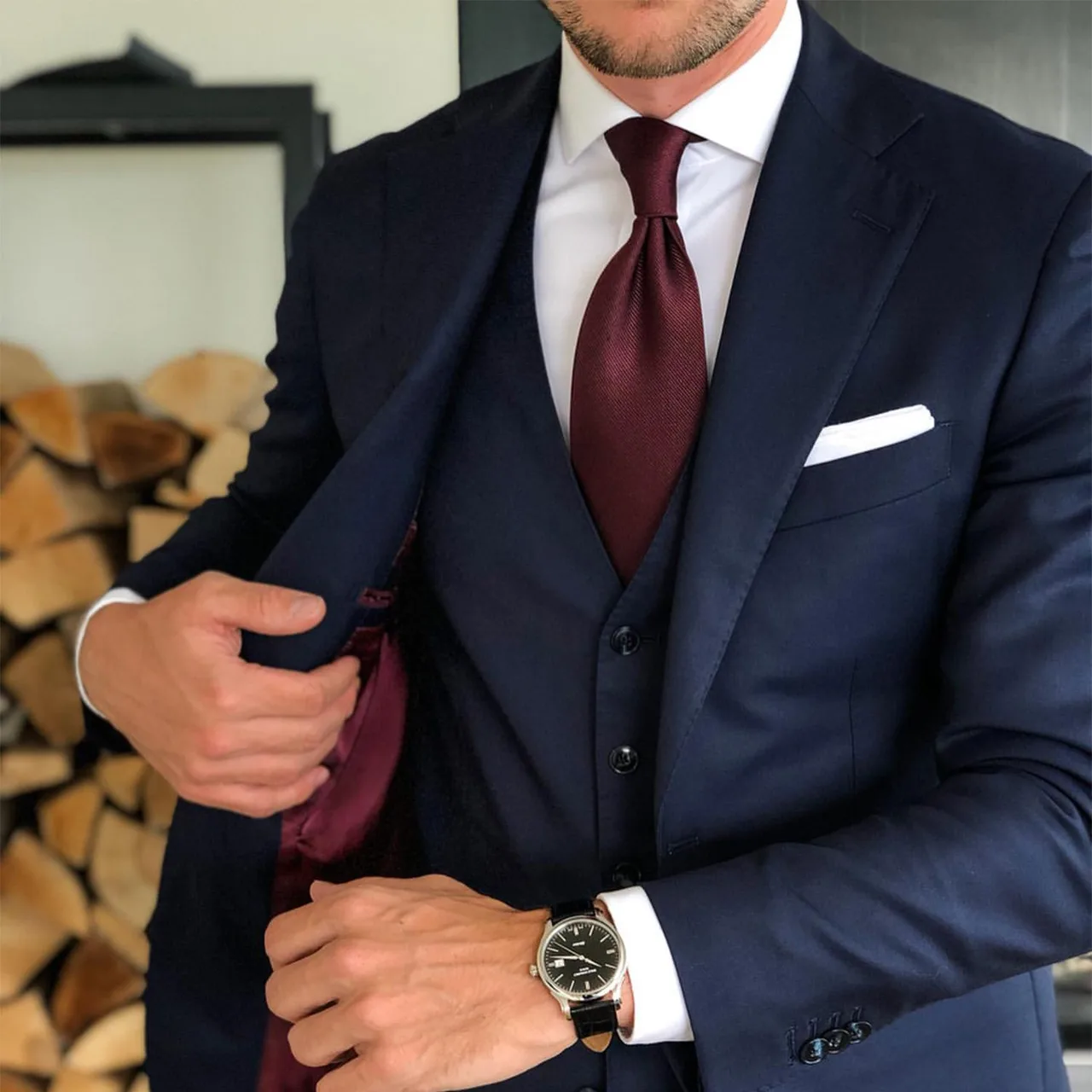 Phối cà vạt đỏ bordeaux với suit xanh navy.