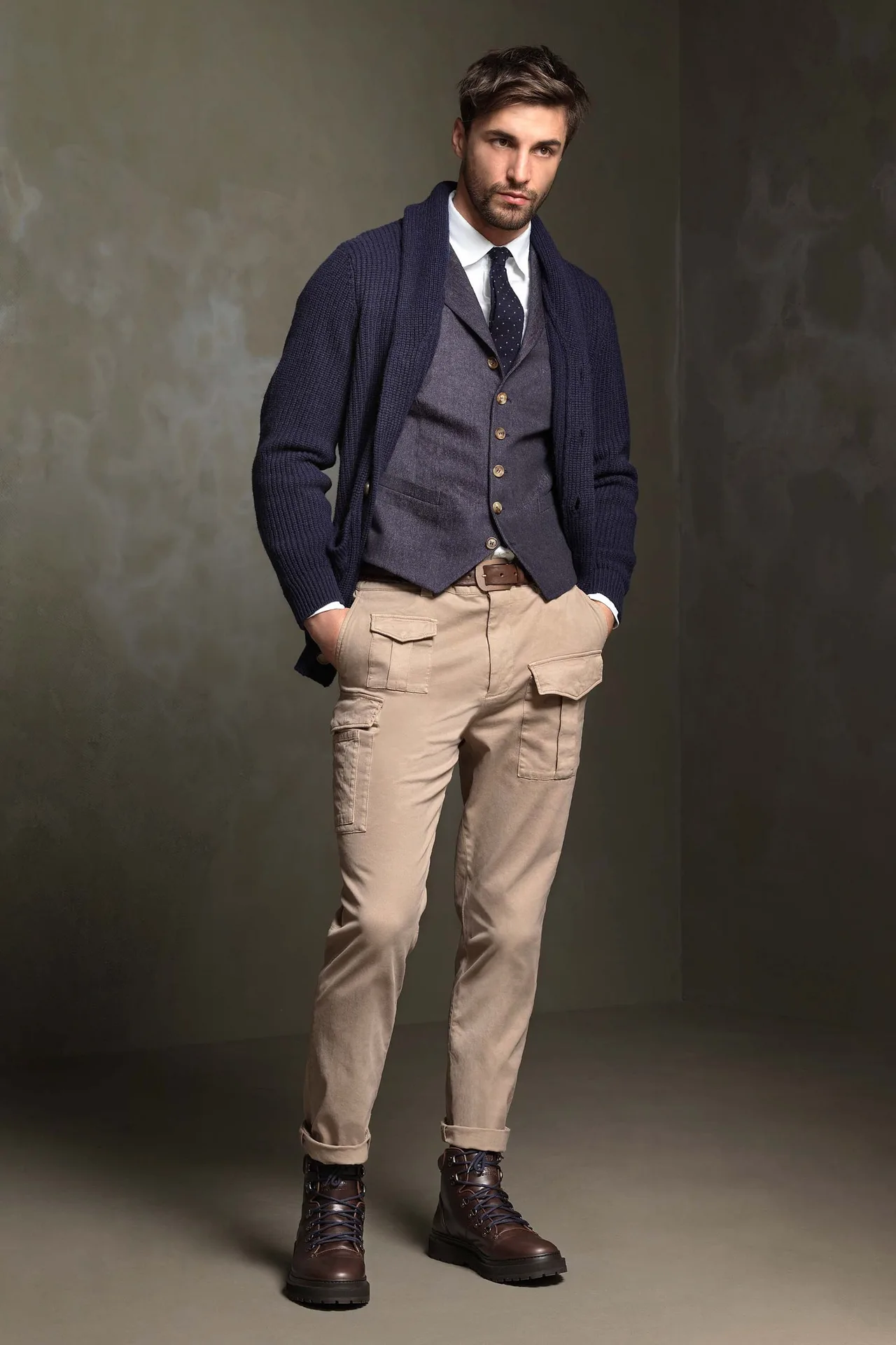 Phối đồ với áo khoác ngoài của suit được thay bằng cardigan