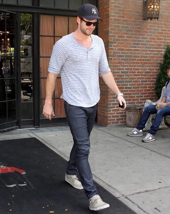 phong cach thoi trang Liam Hemsworth - henley 3 - elle man