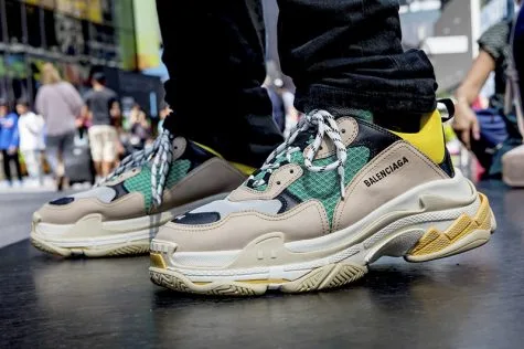 Khi thời trang cao cấp làm giày thể thao: Sneakers đua nhau tăng giá