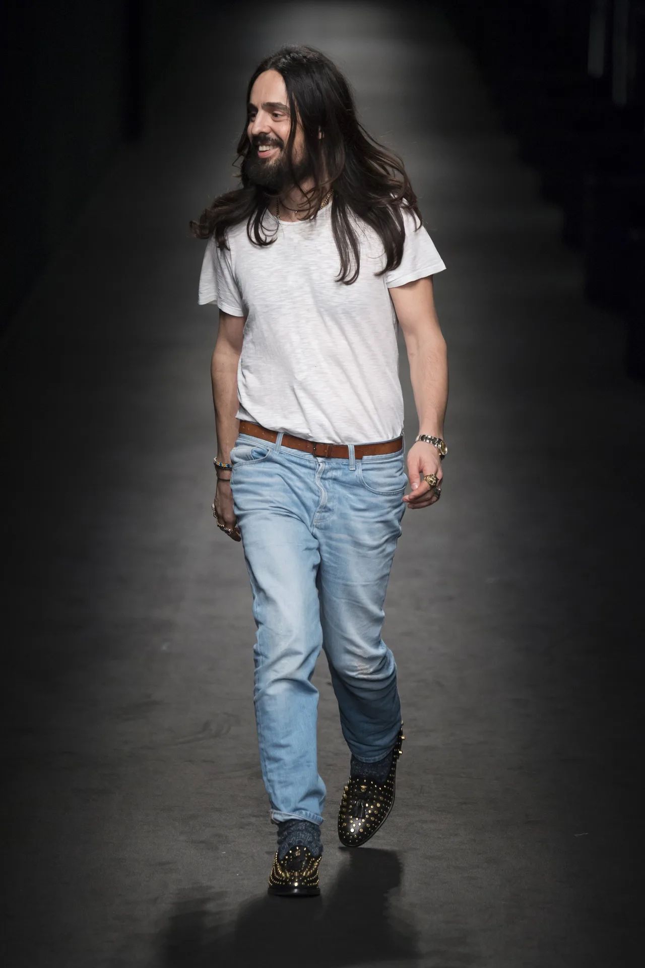 Hình ảnh dung dị của Alessandro Michele khi kết thúc bộ sưu tập đầu tay trên cương vị giám đốc sáng tạo của Gucci. Ảnh: Vogue