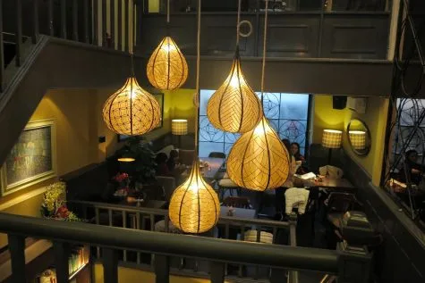 RuNam cà phê với ánh sáng vàng ấm áp