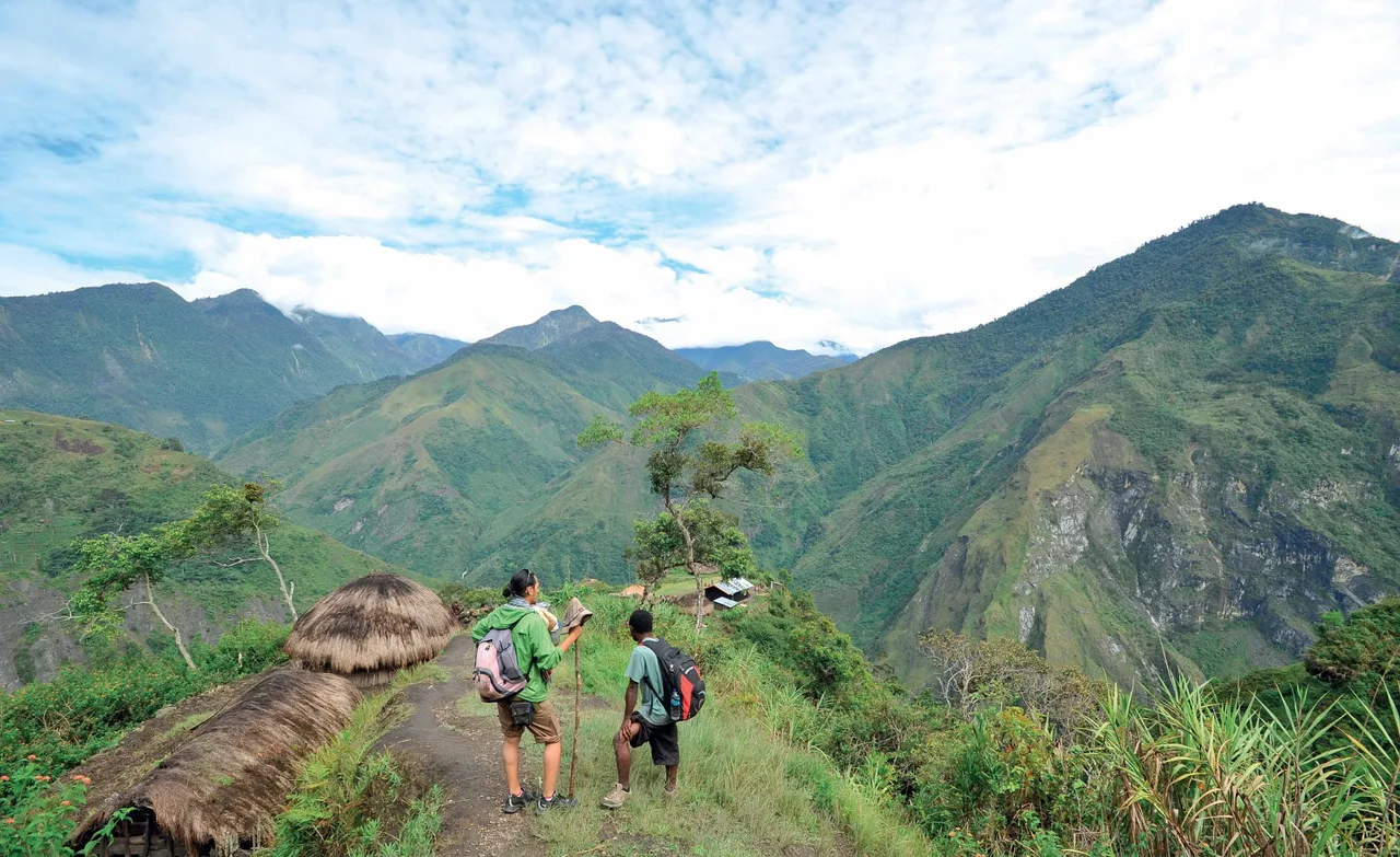 Cảnh đẹp ngoạn mục trong hành trình trekking ở Irian Jaya. Cảnh đẹp ngoạn mục trong hành trình trekking ở Irian Jaya.