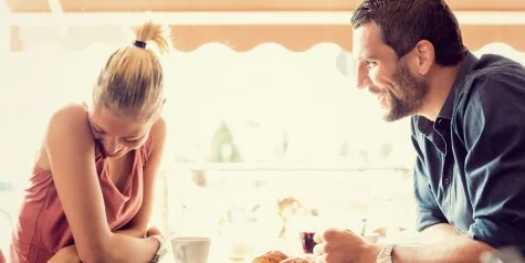 Cũng không nên nói quá nhiều về bản thân, thay vào đó hãy hỏi thăm về người đối diện Cũng không nên nói quá nhiều về bản thân, thay vào đó hãy hỏi thăm về người đối diện
