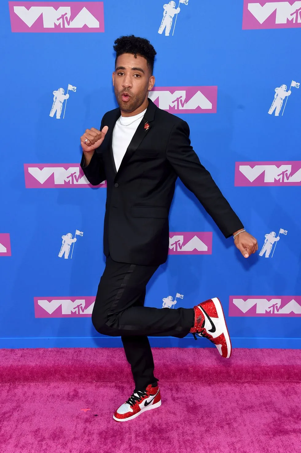 Kyle với đôi giày Nike đỏ lấp lánh. Ảnh: ELLE USA
