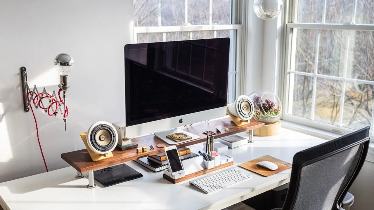 Sắp xếp bàn làm việc: 5 tips quản lí dây thiết bị