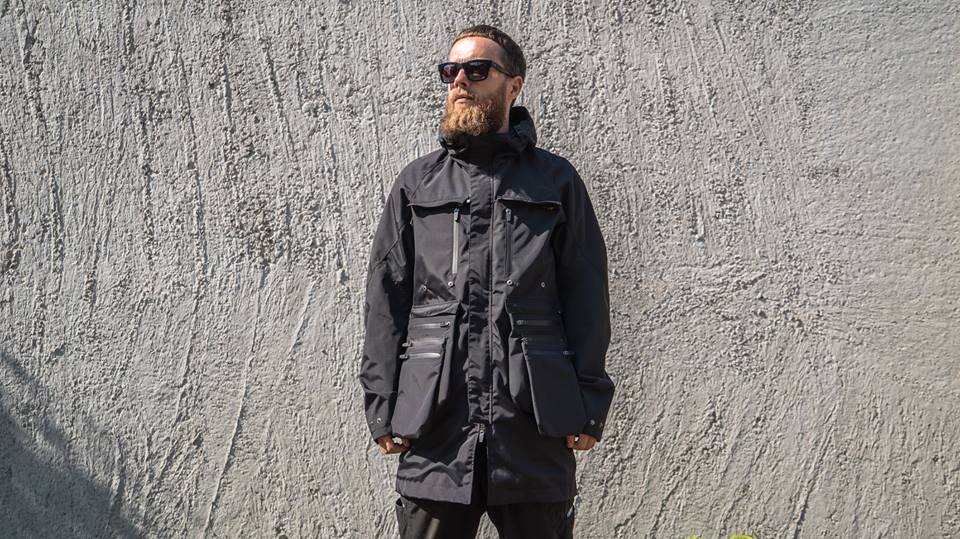 Tạo phong cách thời trang urban techwear với 5 thương hiệu bình dân- elle man15