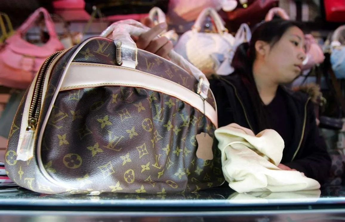 Có đến 99% sản phẩm Louis Vuitton trên thị trường không phải hàng hiệu