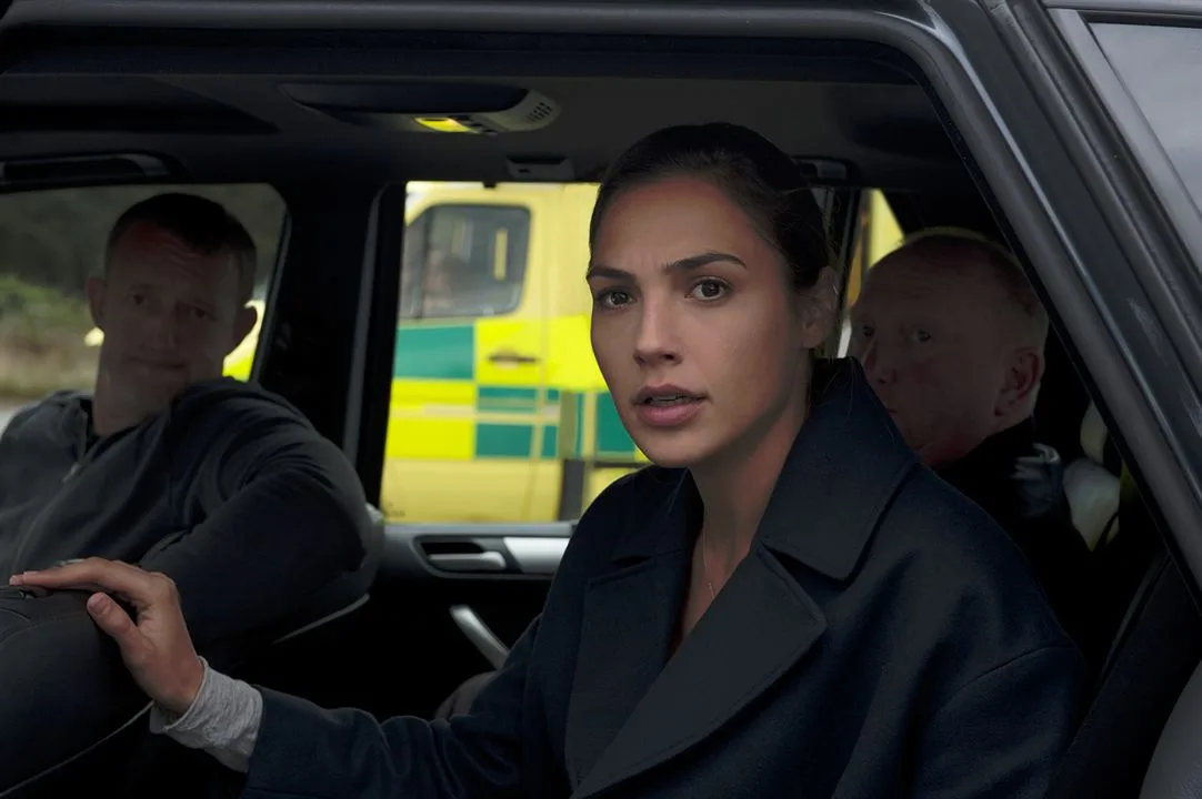 gal gadot - Criminal - elle man