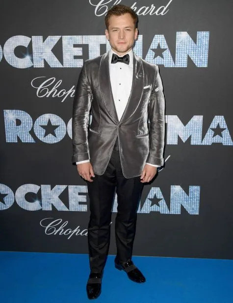 thời trang thảm đỏ - taron egerton mặc tuxedo nhung đến cannes 2019