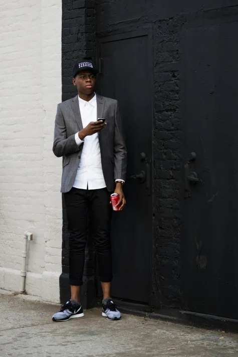 Quần jean xắn gấu cùng blazer và giày sneaker cũng không phải là lựa chọn tồi nếu cơ quan bạn khá thoải mái Quần jean xắn gấu cùng blazer và giày sneaker cũng không phải là lựa chọn tồi nếu cơ quan bạn khá thoải mái