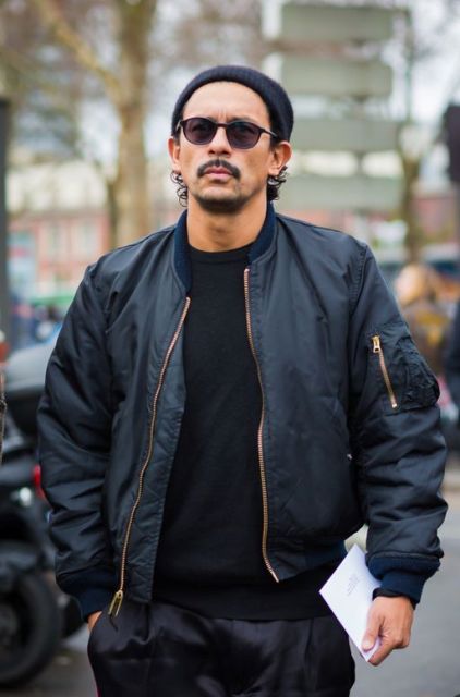 Thoải mái dạo phố cùng áo khoác nam Bomber Jacket với màu đen cá tính
