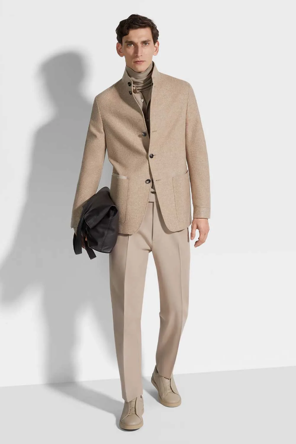 Blazer len và áo cổ lọ màu be