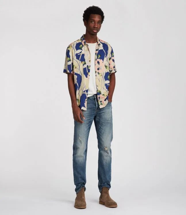 áo hawaii và tee trắng quân jean xanh