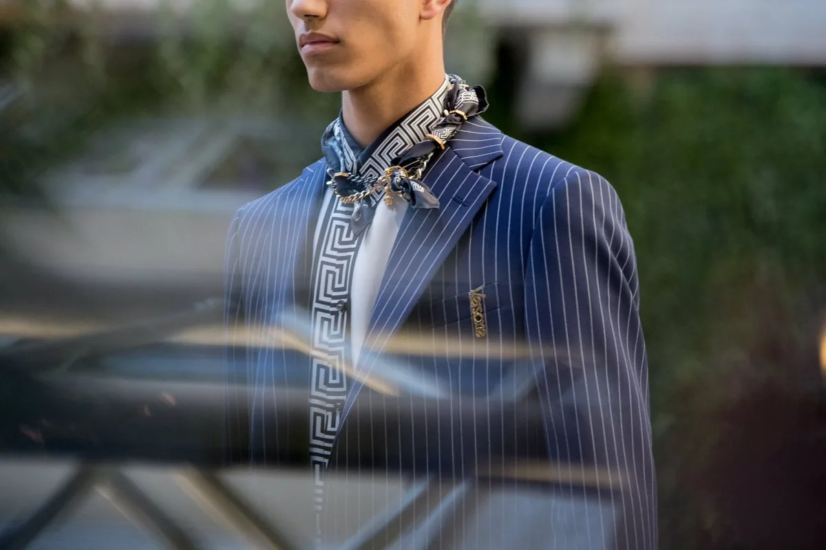 Bên cạnh đó những bộ suit pinstripe cũng xuất hiện xuyên suốt BST của Versace
