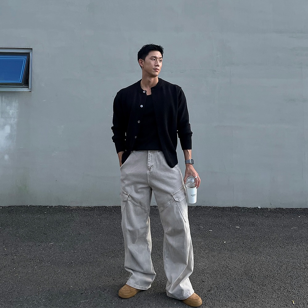 Quần jeans và áo len cardigan
