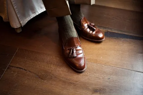 Bạn cũng có thể chọn Tassel Loafer cho phong cách này