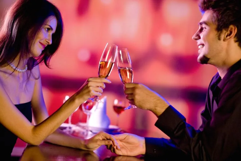 Buổi hẹn hò đầu tiên là cơ hội chỉ để hai bạn gặp gỡ, tìm hiểu lẫn nhau, do đó hãy để mọi thứ thật chậm rãi, trôi theo dòng cảm xúc.