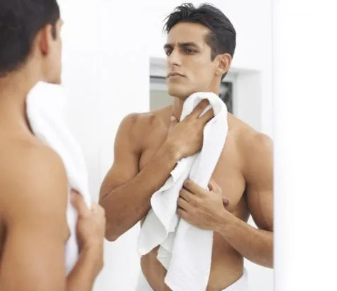 Việc sở hữu làn da đen nhẻm khiến nhiều chàng mất tự tin. Photo: Happyskin