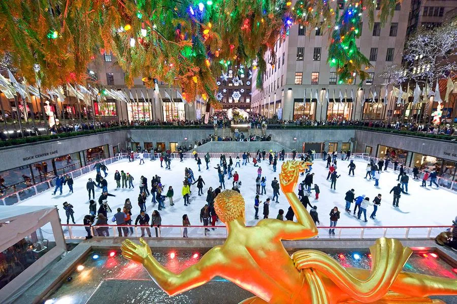 trượt băng tại Rockefeller center địa điểm du lịch Giáng Sinh nổi tiếng