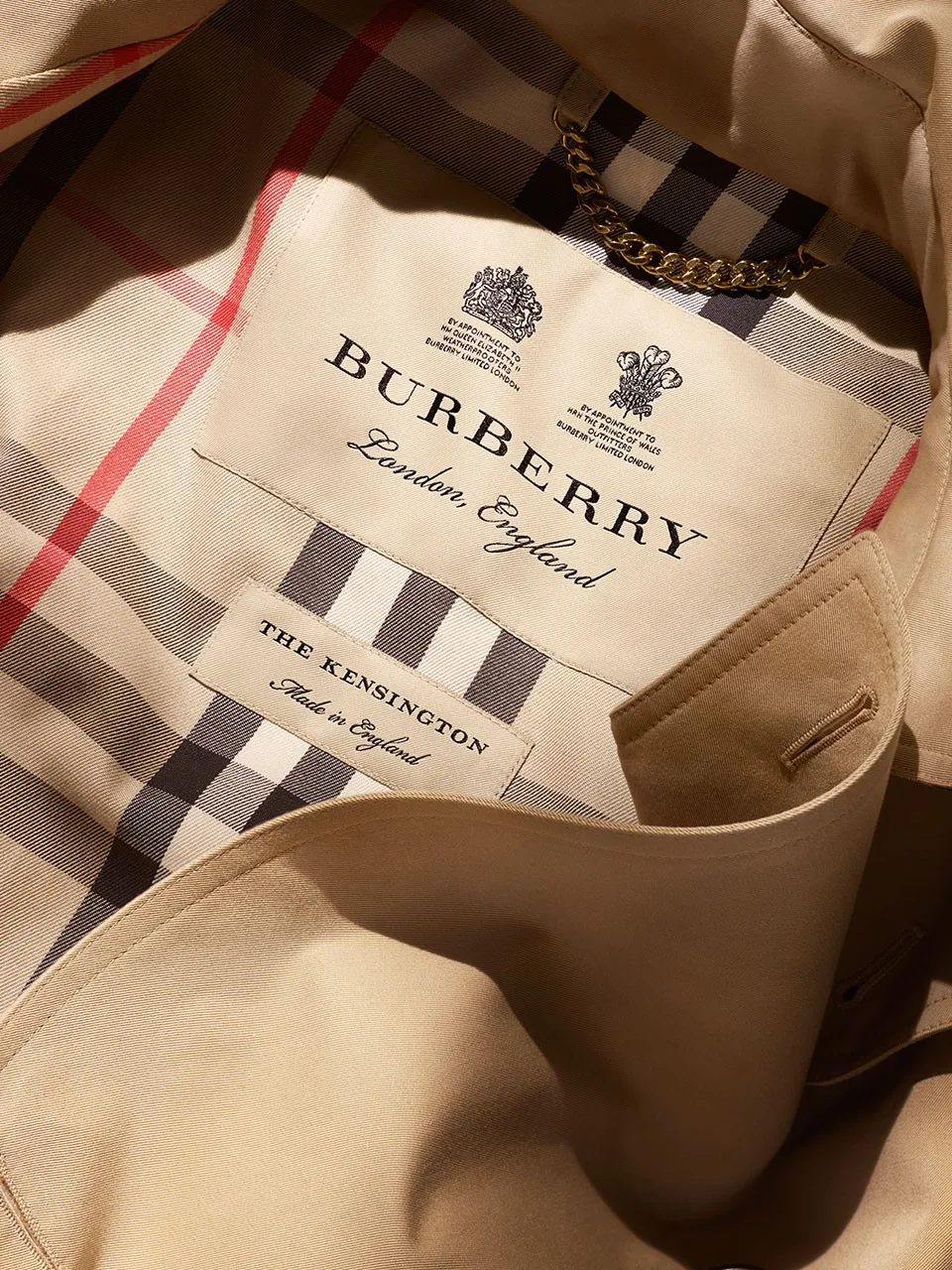 Thiết kế logo và hoạ tiết monogram của thương hiệu Burberry như là một biểu tượng trong thời trang cao cấp. Sự thay đổi táo bạo này đã làm dậy sóng dư luận trong giới mộ điệu thời trang. (Ảnh: Burberry)