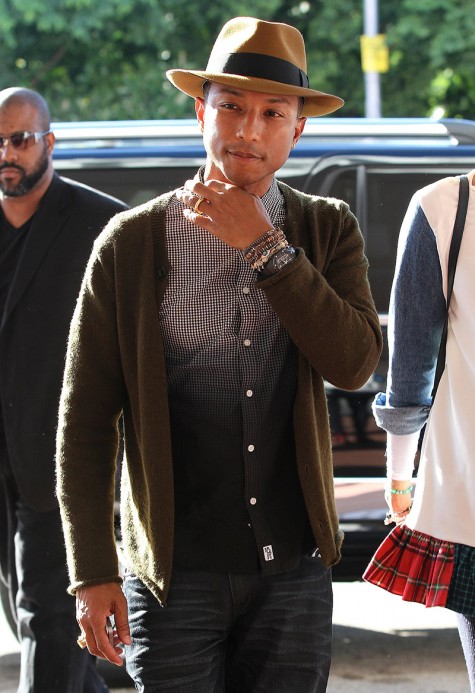 Cách phối đồ nam đẹp như Pharrell với áo cardigan và sơ mi Cách phối đồ nam đẹp như Pharrell với áo cardigan và sơ mi