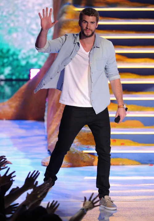 phong cach thoi trang Liam Hemsworth - tee & jeans 2 - elle man