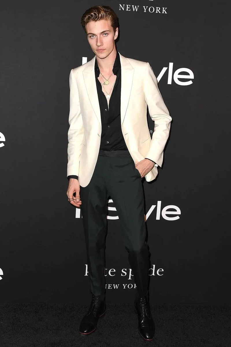 Lucky Blue Smith là một ví dụ tiêu biểu cho việc suit trắng đen luôn có một sức hút đặc biệt. Ảnh: GQ
