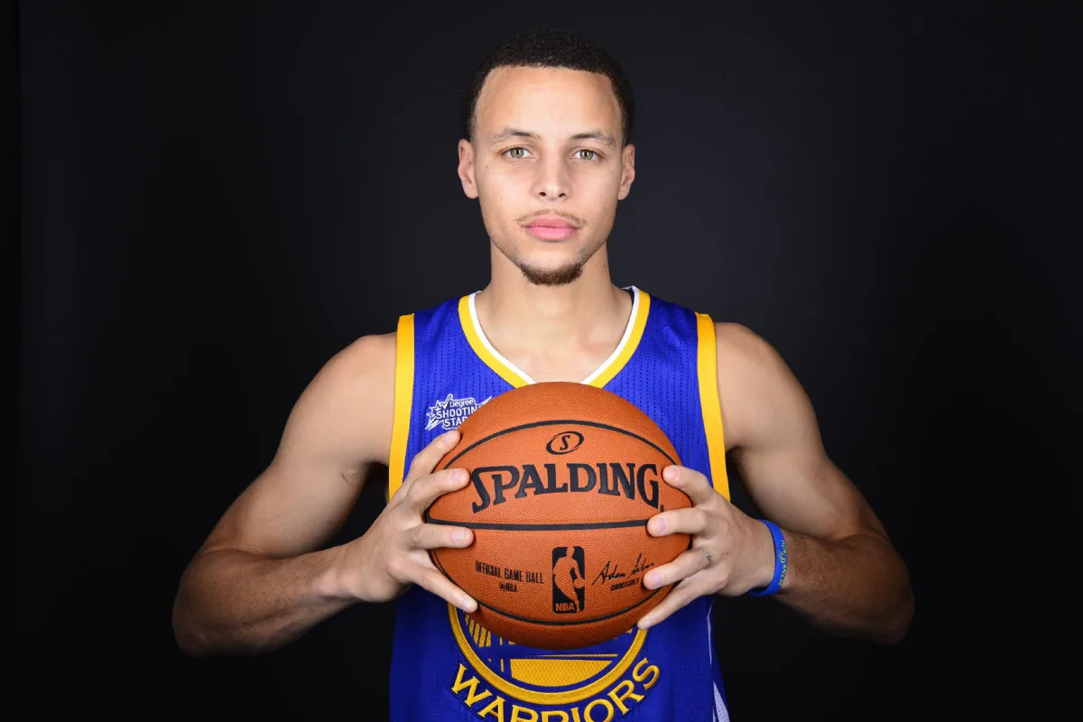 van-dong-vien-co-thu-nhap-cao-nhat-the-gioi-2017-Stephen-Curry-elle-man-1