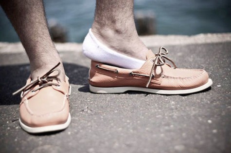 Tuyệt đối không được để lộ phần tất khi mang boat shoes cùng quần short, tất tàng hình là một sự lựa chọn tuyệt vời.