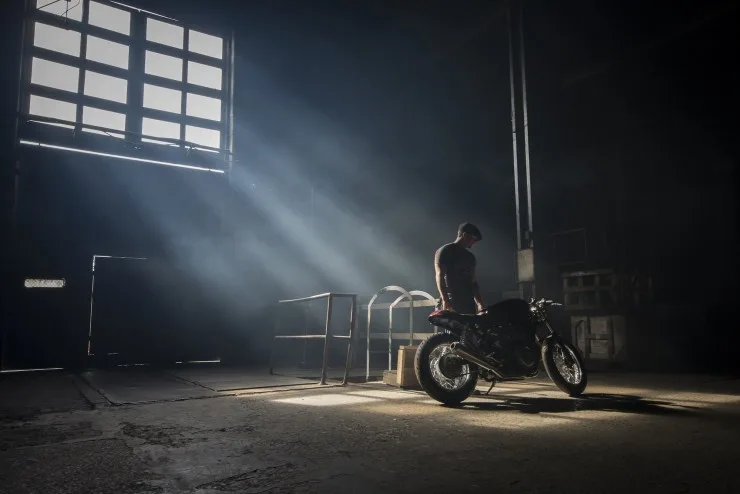 Ryan Reynolds & Triumph Thruxton cafe racer 5 - elle man