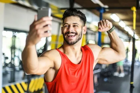 hinh tap gym elle man