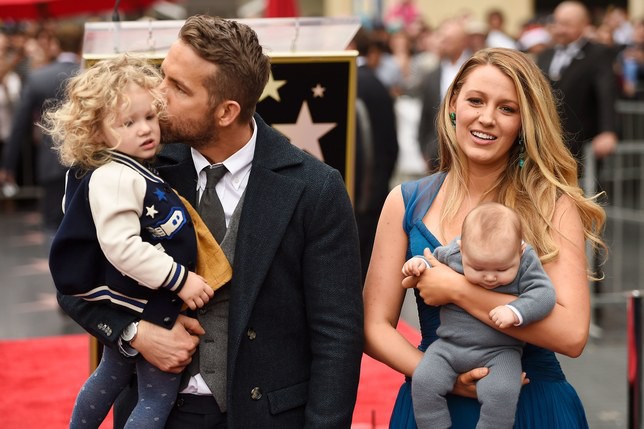 Ryan Reynolds hạnh phúc bên gia đình. Nguồn: Wiki