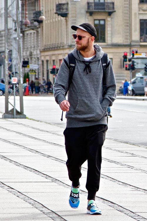 Khỏe khoắn cùng quần Baggy thụng và áo khoác Hoodie màu ghi. Kết hợp thêm đôi giày Sneaker nổi bật nữa thì quả là tuyệt vời