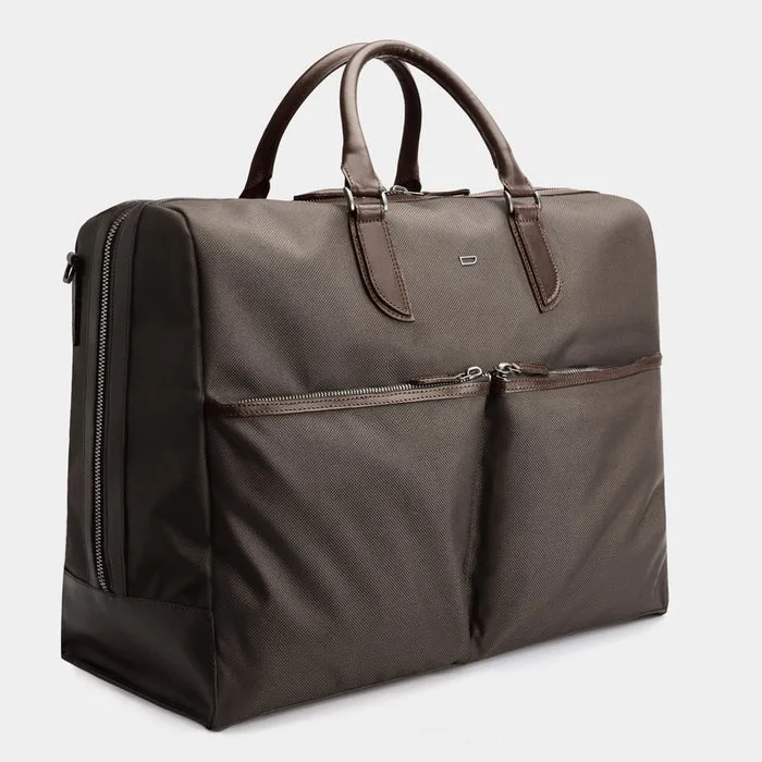 Chiếc túi C3–4 Holdall với sắc nâu thanh lịch này có giá khoảng 295 €. Ảnh: Carlfriedrik