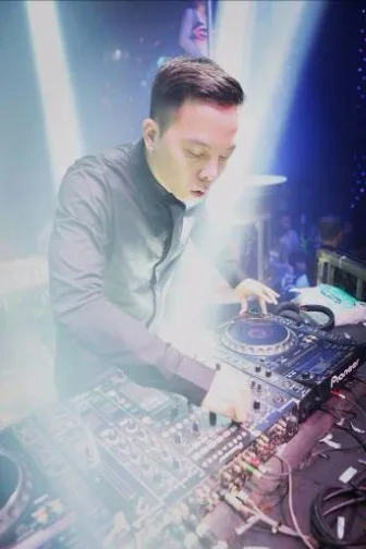 “Nhạc sĩ hòa âm được yêu thích nhất 2015” - DJ Hoàng Touliver xuất hiện và mang lại những giai điệu vô cùng gây “nghiện” với âm nhạc La French Touch – dòng nhạc disco được biến tấu độc đáo kết hợp với âm thanh điện tử.
