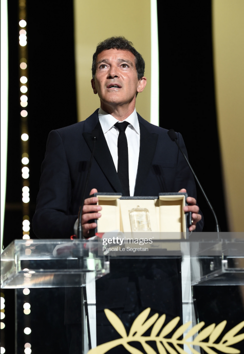Lễ trao giải LHP Cannes-Antonio Banderas trong Pain and Glory nhận giải thưởng Nam diễn viên xuất sắc nhất.