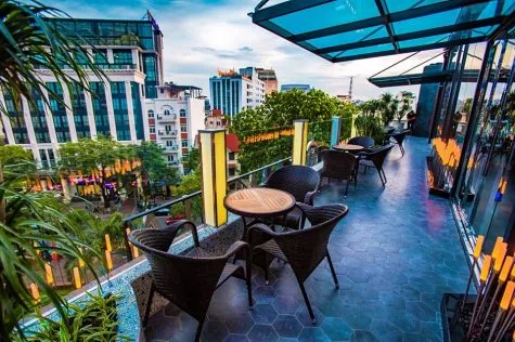 Khoảng ban công lãng mạn, thoáng mát, nhìn thẳng xuống tuyến phố Lý Thường Kiệt náo nhiệt.