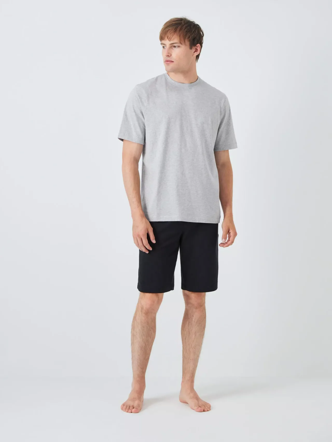 Áo thun và quần shorts