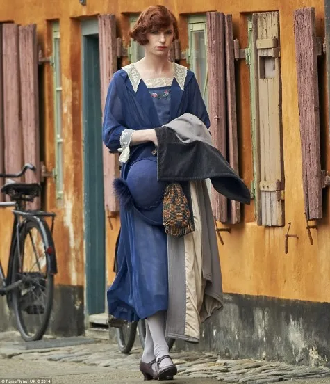 Eddie Redmayne trong tạo hình Lili trên phim trường Eddie Redmayne trong tạo hình Lili trên phim trường