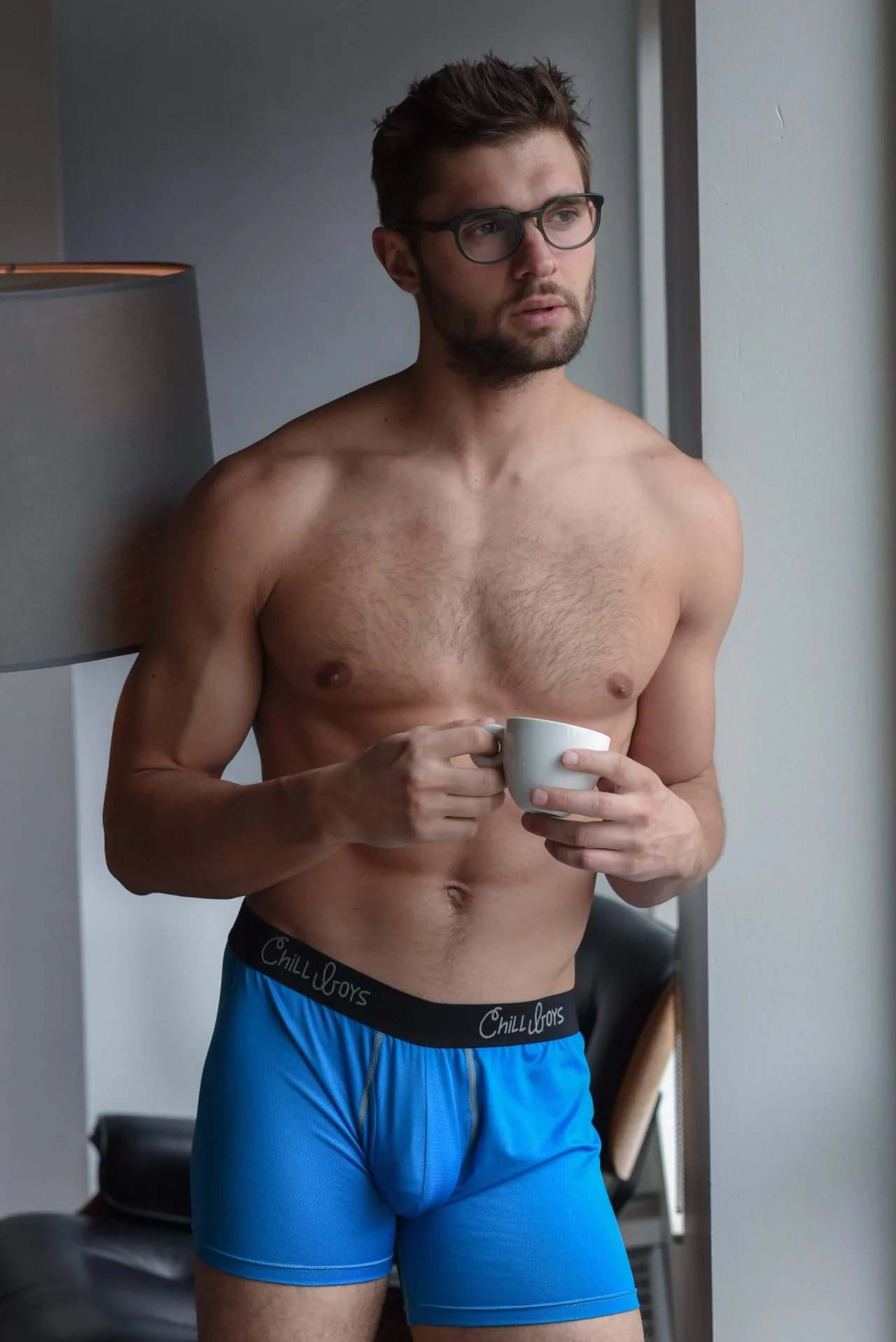 người đàn ông mặc boxer brief quần lót