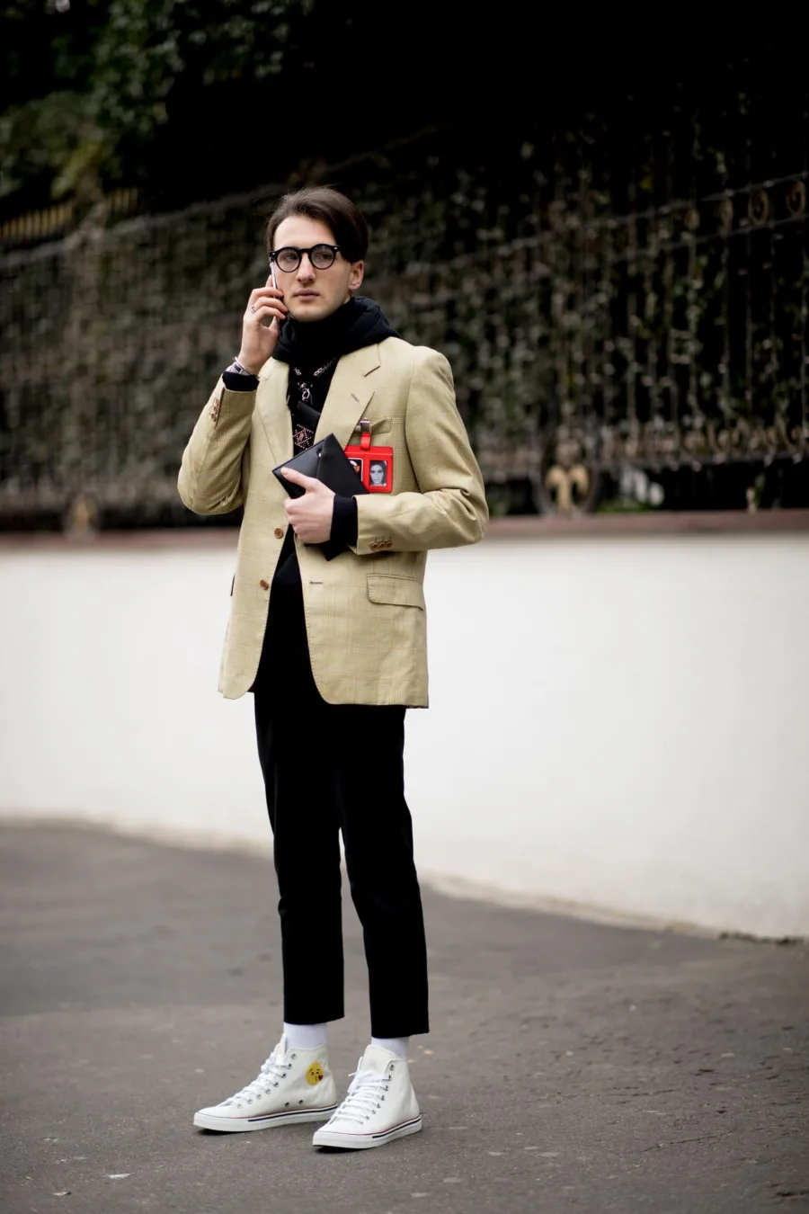 người đàn ông đi trên phối mặc áo blazer