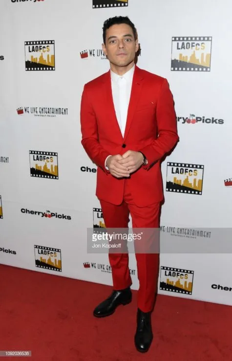 Rami Malek trong bộ suit đỏ nổi bật, Anh chàng vừa đoạt giải Quả cầu vàng ở hạng mục Nam diễn viên chính xuất sắc nhất cho phim Bohemian Rhapsody. Ảnh: Getty Images