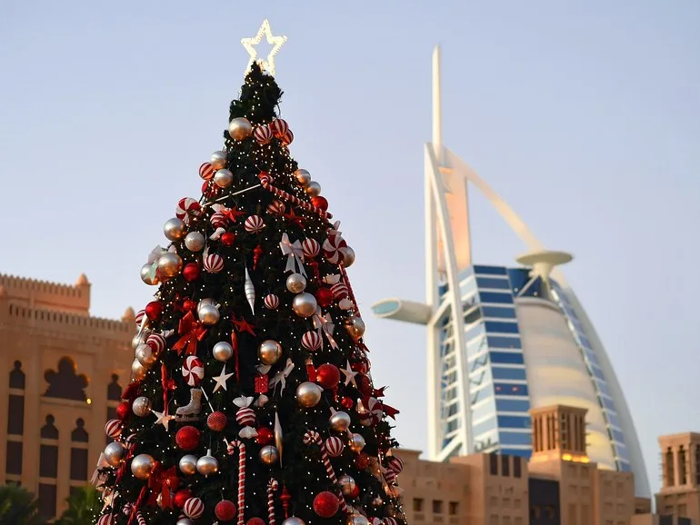 chiêm ngưỡng những cây thông ánh sáng quanh Dubai